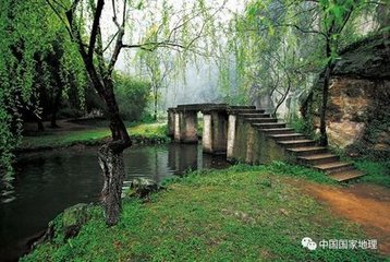 奉和虢州劉給事使君三堂新題二十一詠。月池