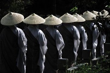 自云門至上灶欲游一二僧庵以雨不果