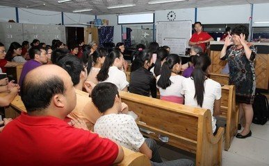 晨起坐南堂書觸目