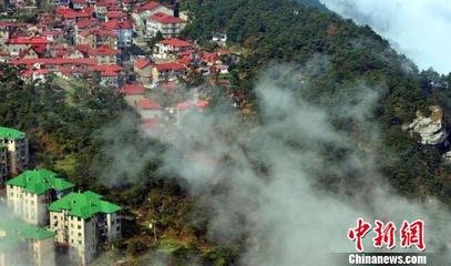 故周茂叔先生濂溪（溪在廬山下。）