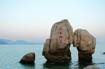 游天臺(tái)上方（一作游天長寺上方）