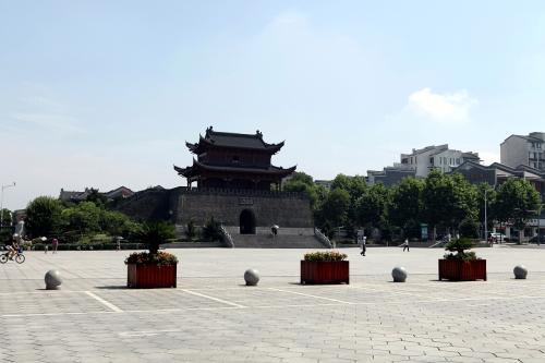 登巴陵開元寺西閣，贈衡岳僧方外