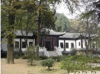 諸官游招隱寺