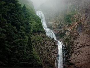 世傳徐凝瀑布詩云一條界破青山色至為塵陋又