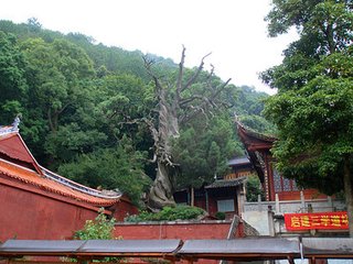 劉顗宮苑，退老于廬山石碑庵，顗，陜西人，