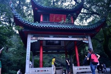 游山呈通判承議寫寄參寥師?此詩為釋道潛作