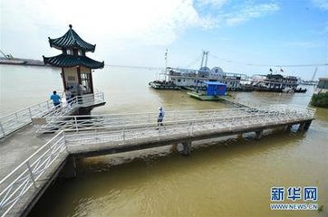 岳陽館中望洞庭湖