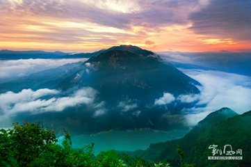 白鹽山（白鹽崖高千馀丈，在州城東十七里）