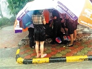 雨中示鄰里