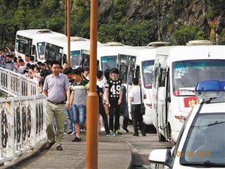 送前巫山宰吳殿丞