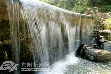 入東陽(yáng)峽與李明府舟前後不相及