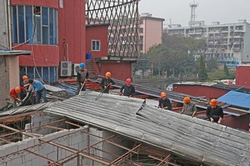 李中丞宅夜宴送丘侍御赴江東便往辰州