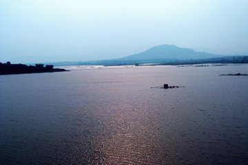 韋軒游山遇雨