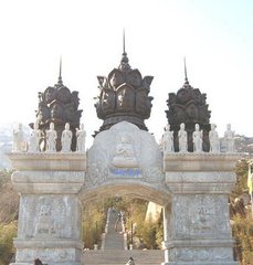 李侍御歸山同宿華嚴(yán)寺