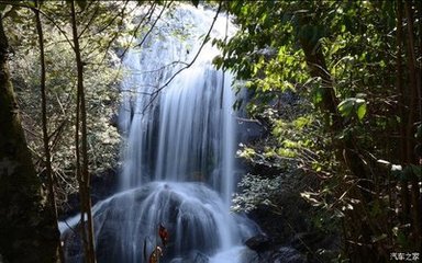 過貴溪數(shù)里望月巖作