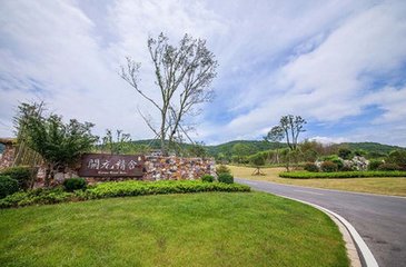 息舟荊溪，入陽羨南山，游善權寺，呈李功曹巨