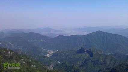 雁湖（在觀獵山之巔，群雁所棲集也）