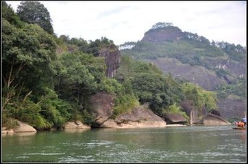 道游武夷遇雨既渡復(fù)回明日竟敢游九曲而行因