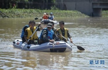 六月十三日四更登舟縣岸遲明抵歲步宿雨猶濕