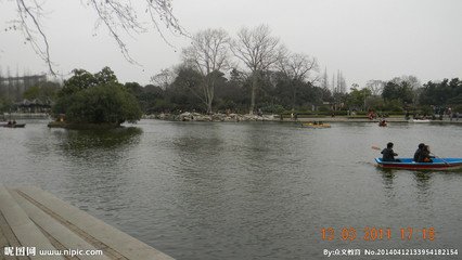 常州韋郎中泛舟見(jiàn)餞