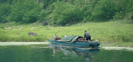 江上偶見