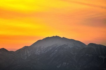 九月晦日謁韓子華遂留邀江鄰幾同飲是夕值其