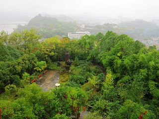 雨歲錦屏之游不克見鄭令因以寄之