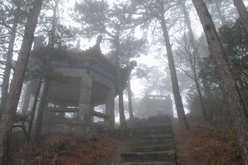 夜宿天池，月下聞雷，次早知山下大雨