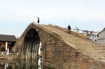 登平望橋下作