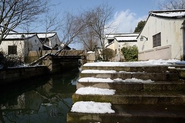 同仲達(dá)雪后踰小山游蔡氏園得紅梅數(shù)枝奇絕因